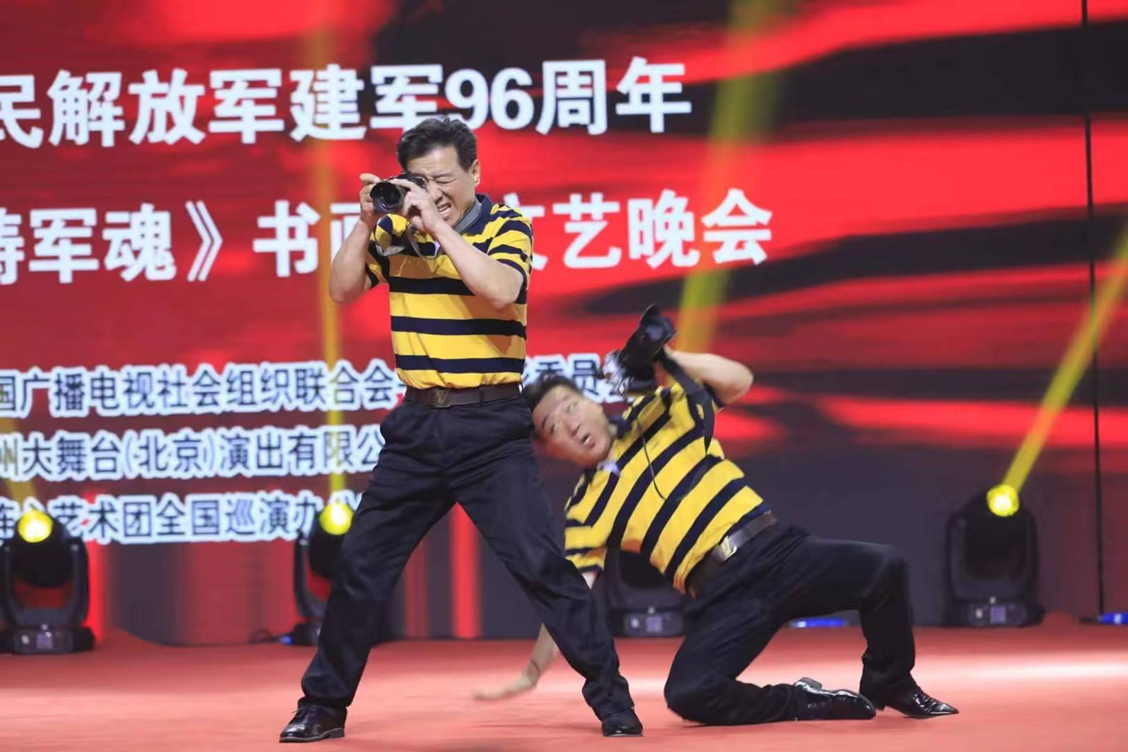 我是心连心艺术团的团长郑焰巍,也曾经是一名军人,对人民军队有一种无