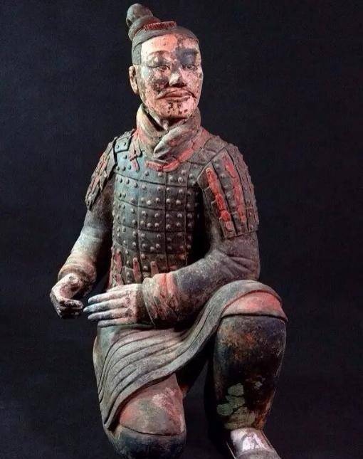 秦兵马俑刚出土的样子:色彩艳丽宛若真人,图五样子太真实了_颜色_泥土