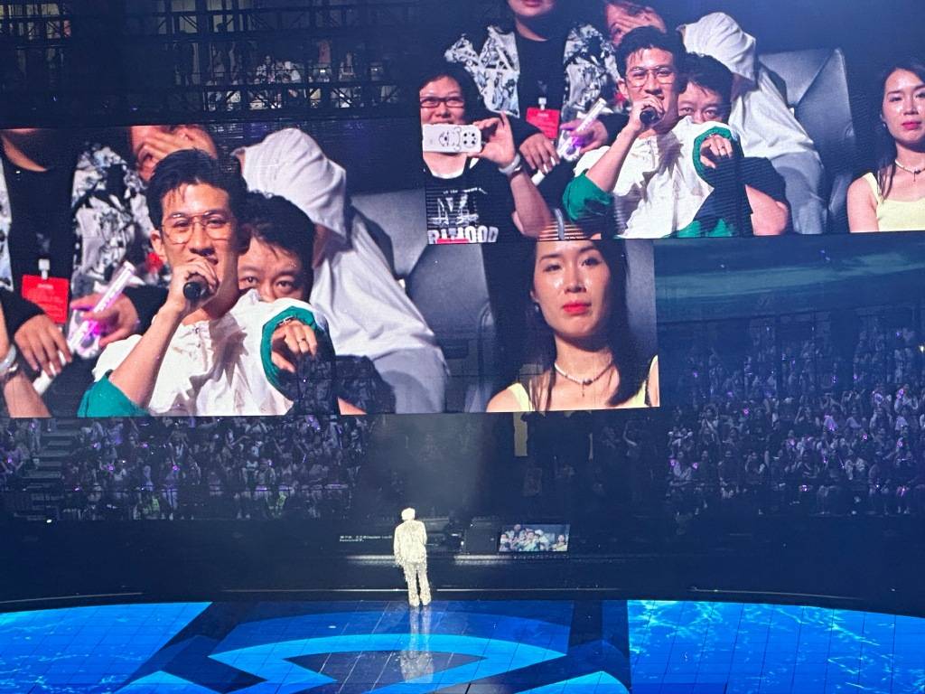 梁家辉现身张艺兴演唱会 双语表白让粉丝尖叫连连-搜狐大视野-搜狐新闻