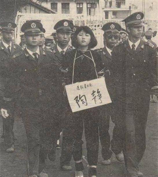 1971年出生的陶静,是云南人,别人都有个幸福童年,可是,她的出生却是