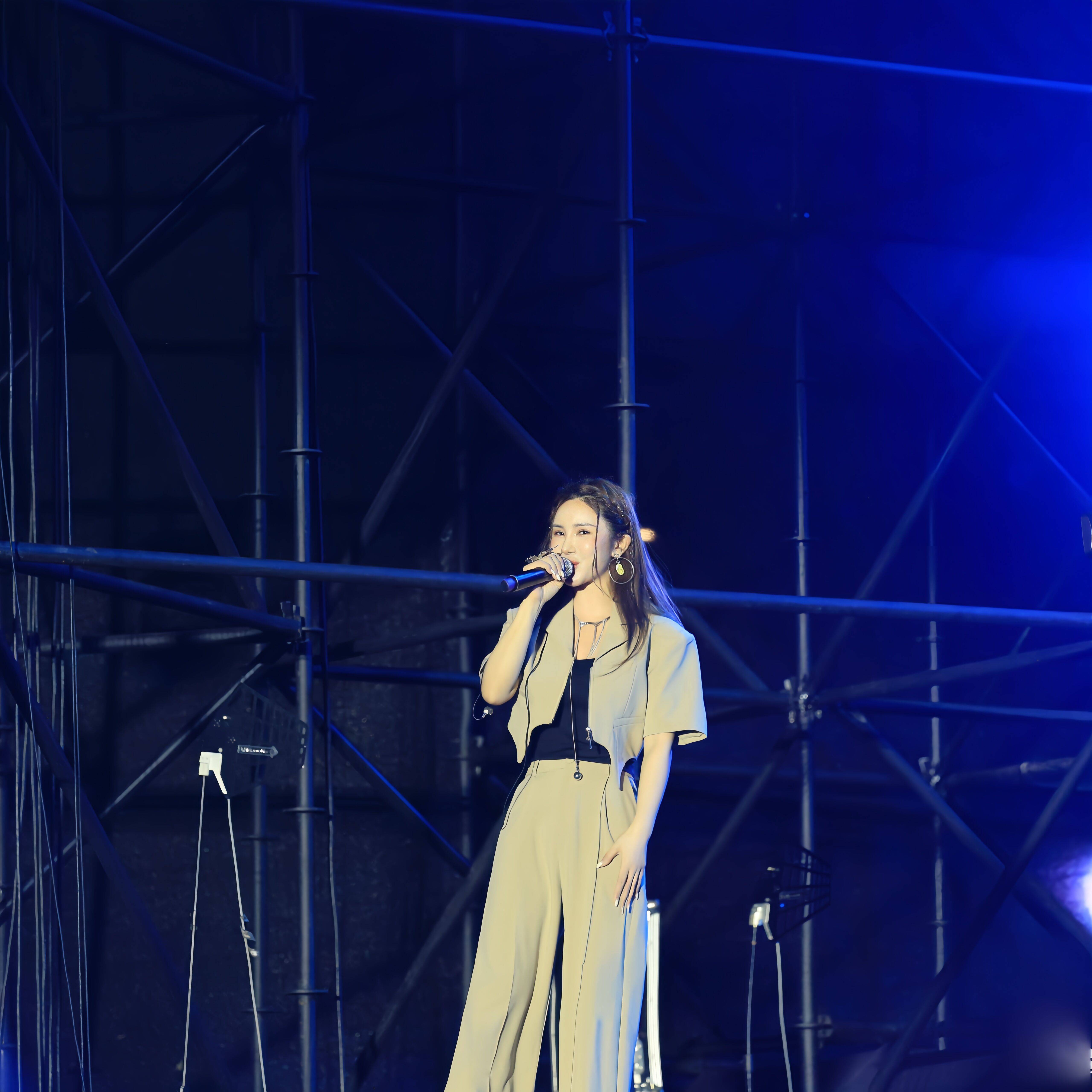 著名歌手许佳慧受邀扬州国缘v3之夜群星演唱会_张信哲_互动_观众