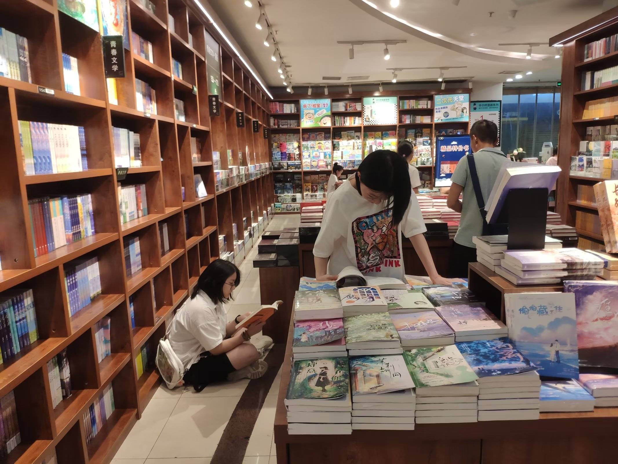 重庆渝中区:蹭书又蹭凉,书店成孩子"避暑胜地"_市民_书籍_充电