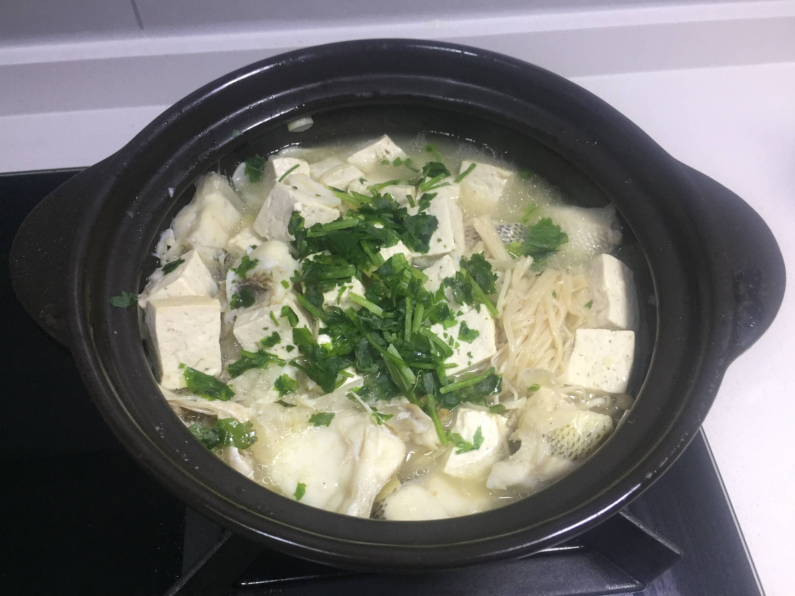 黑椒砂锅鱼头豆腐汤_香菜_料酒_金针菇