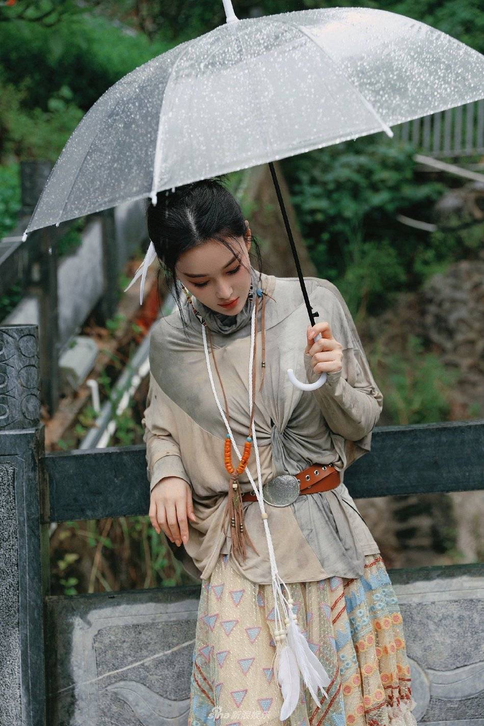 张馨予雨天撑伞写真曝光 抬眸看雨五官精致动人-搜狐大视野-搜狐新闻