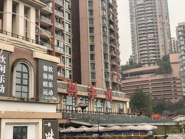 案发两年多后,兴手付公司的招牌已锈迹斑斑.