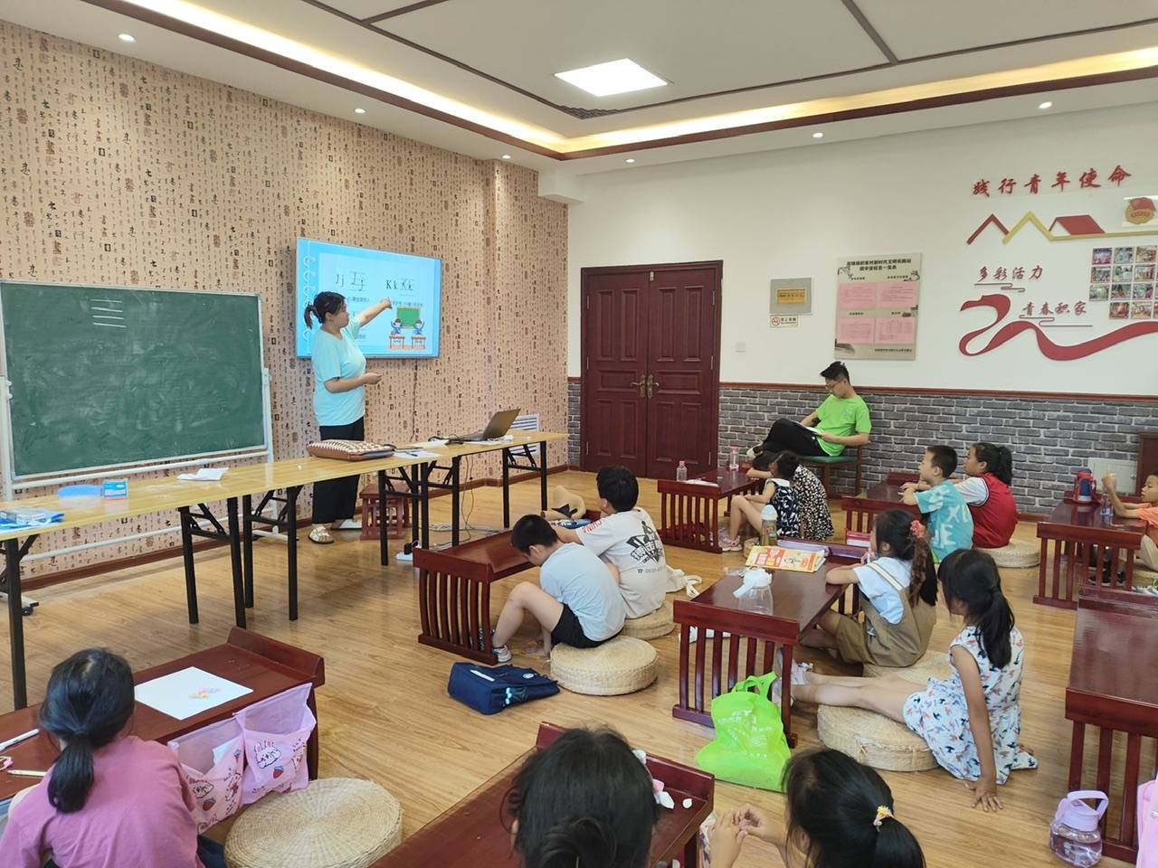 课堂磨练绽放新活力——麦田小队英语课堂_孩子_字母_拼音