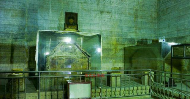 乾隆的头骨为何只有半个,他的棺材自动顶门阻拦孙殿英盗宝_棺椁_东陵