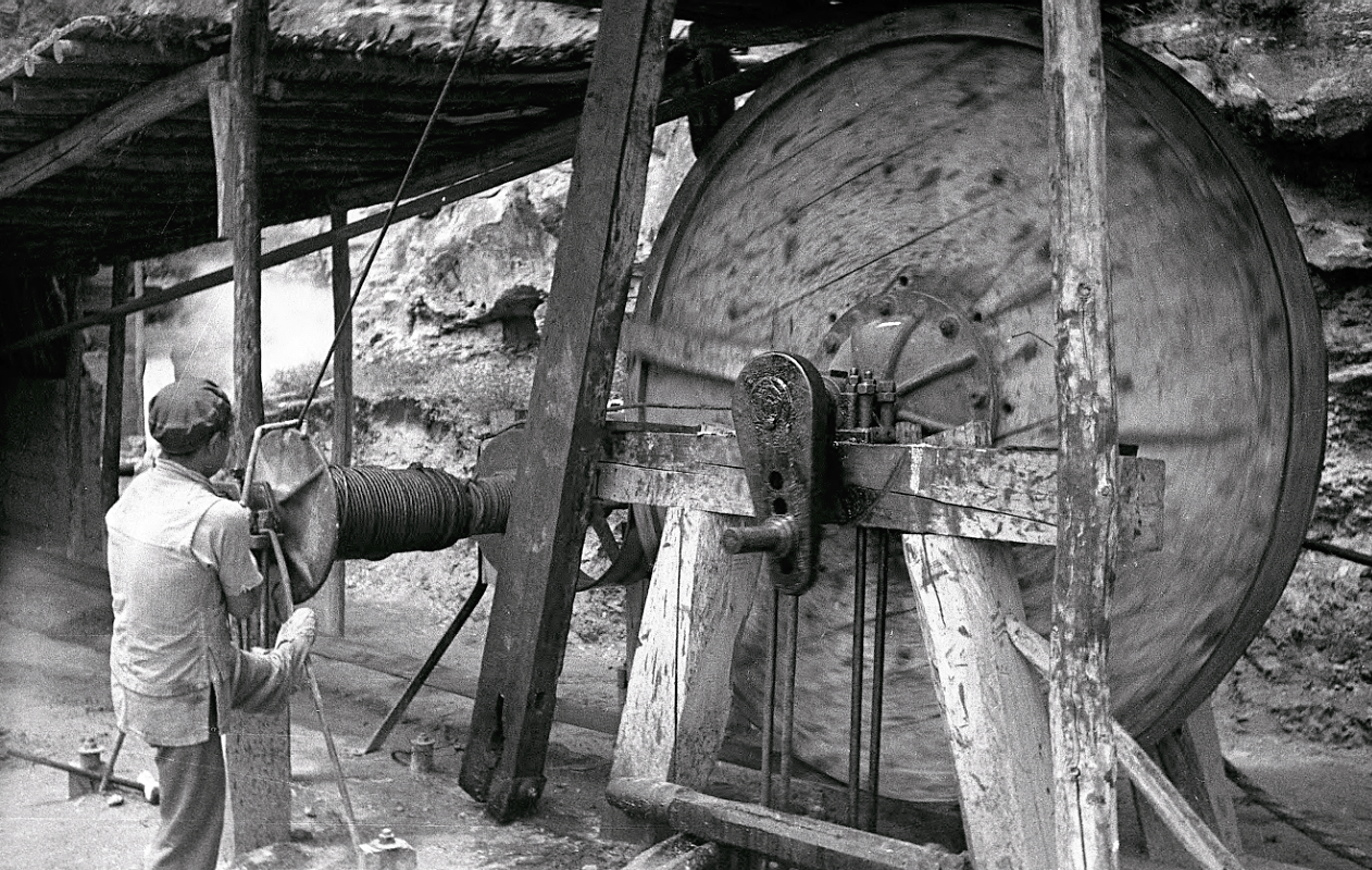 陕北,延长石油厂积极配合,拆走两套打井设备,包括两套锅炉和蒸汽机,12