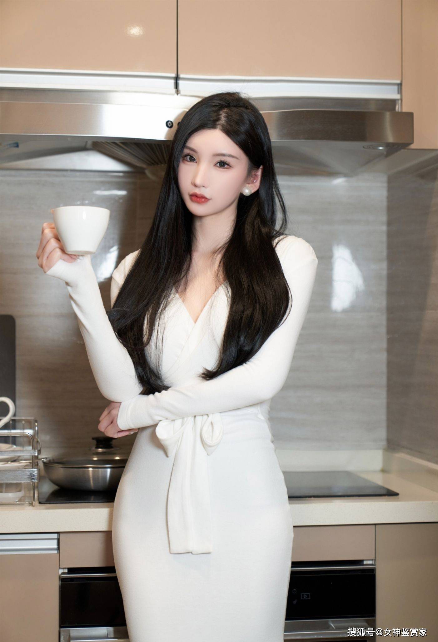 轻薄长裙勾勒妙曼身材,白皙肌肤吸睛又养眼——周于希sally_写真_女神