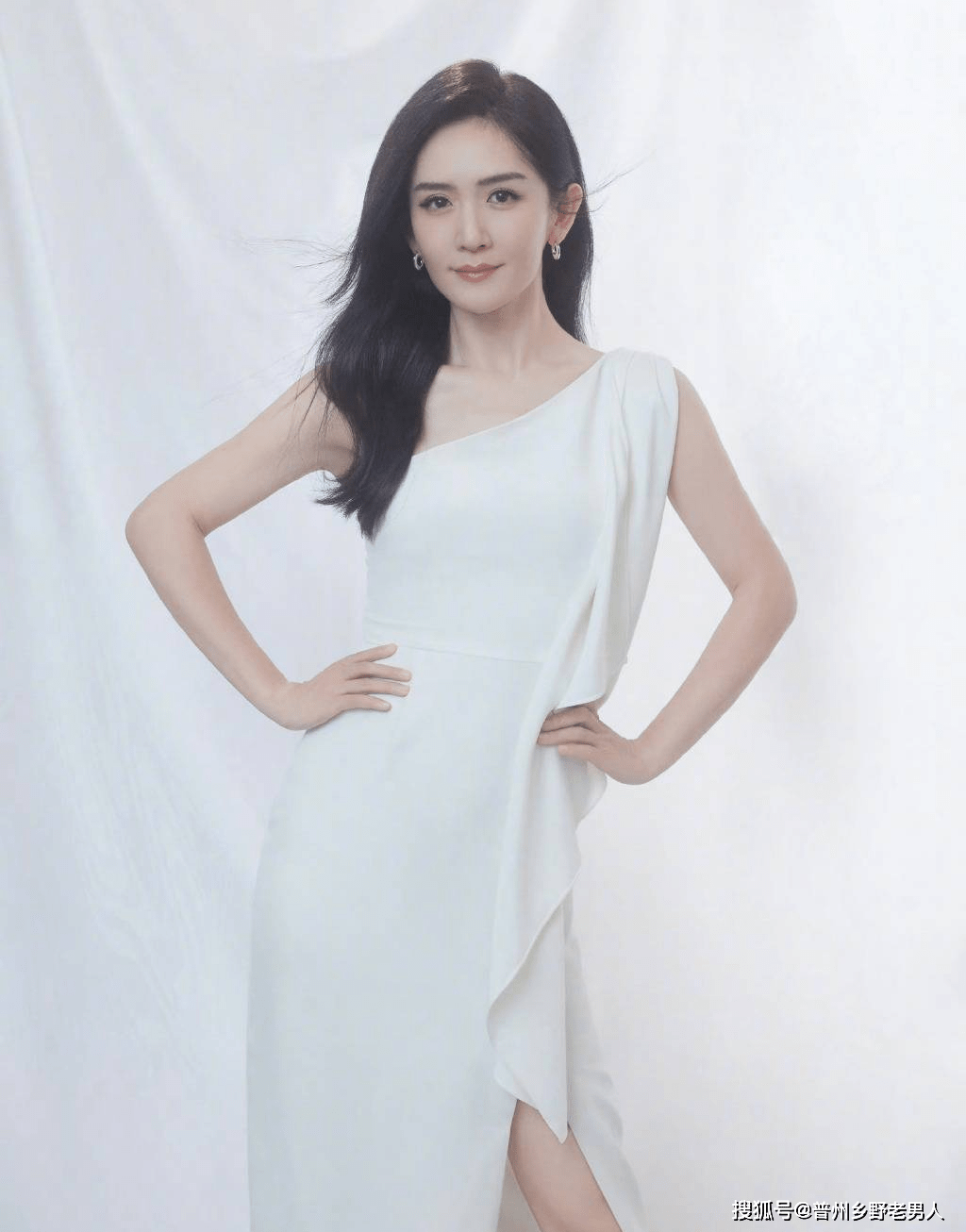 谢娜晒出长发微卷照,皮肤状态好到爆,网友纷纷夸她会保养_气质_姐姐