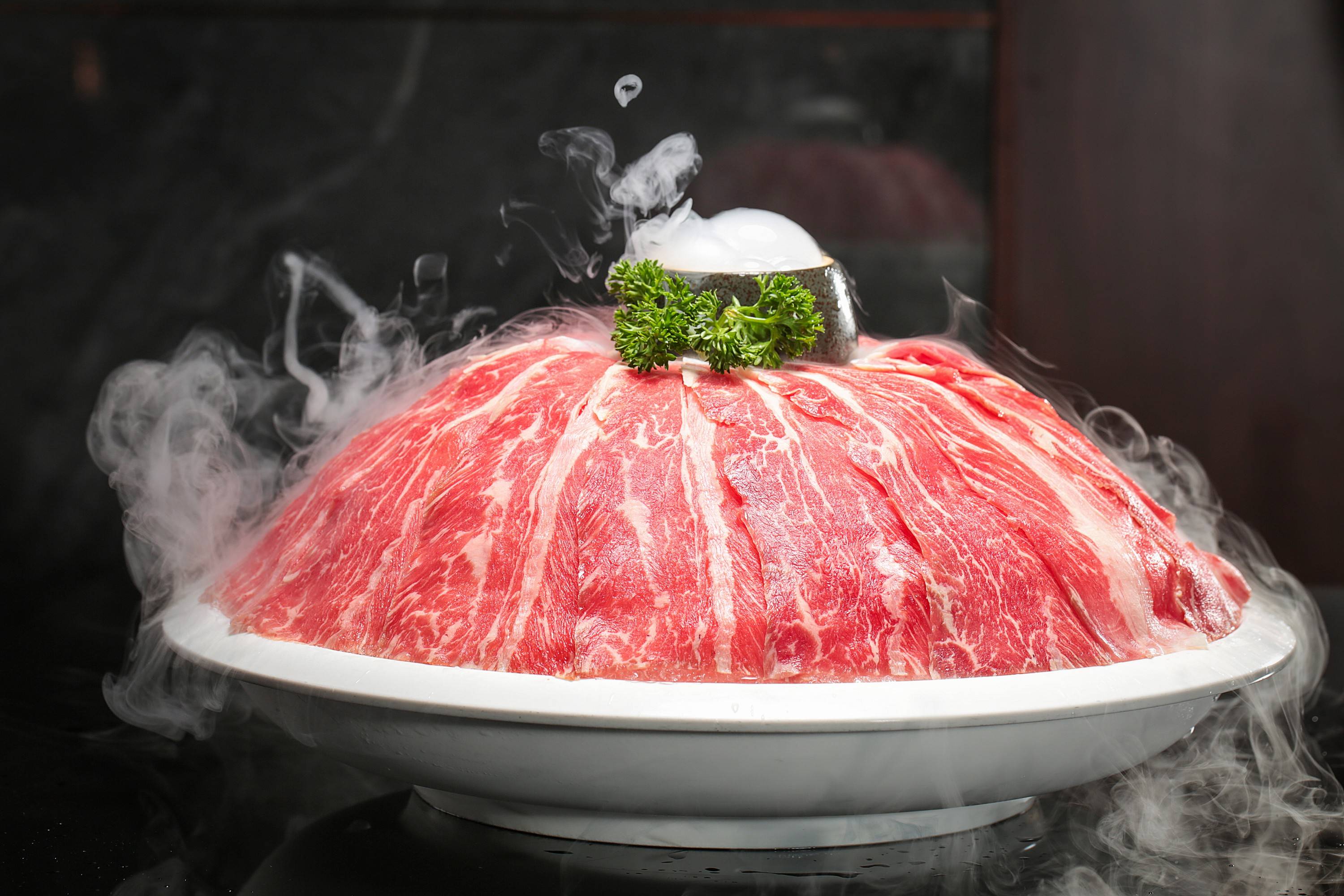 鱼片薄如蝉翼,鲜辣融于味蕾,商务宴请到三峡船说活鱼捞很有面!