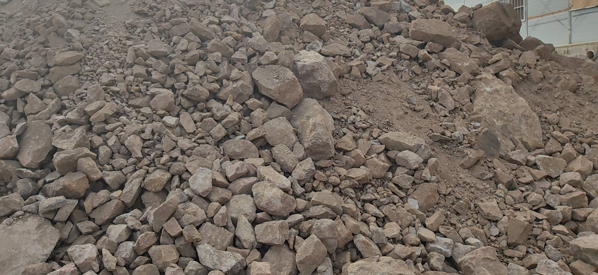 山西长治市沁源县灵空山镇杆子坪村处堆存大量铝矿"