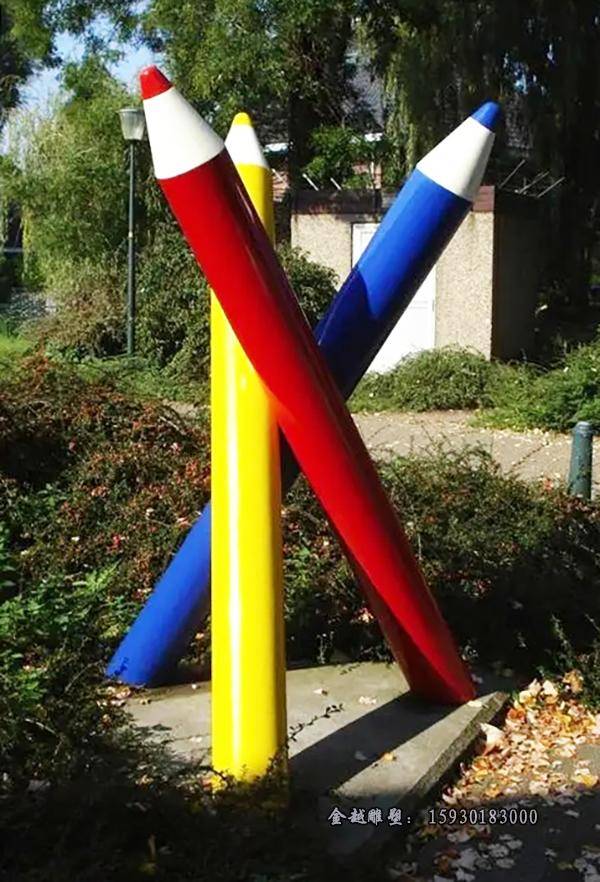 艺术品不锈钢铅笔雕塑的制造需要高超的金属加工技能和精细的手工艺