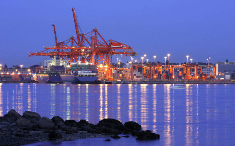 后,进行大量投资,扩大其位于美国纽约港和新泽西港的集装箱码头产能