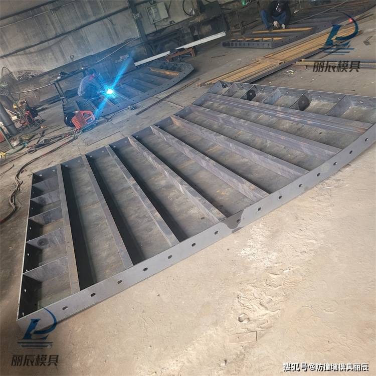 隧道仰拱模板 丽辰整体式仰拱钢模板的结构介绍_施工_建设_制造