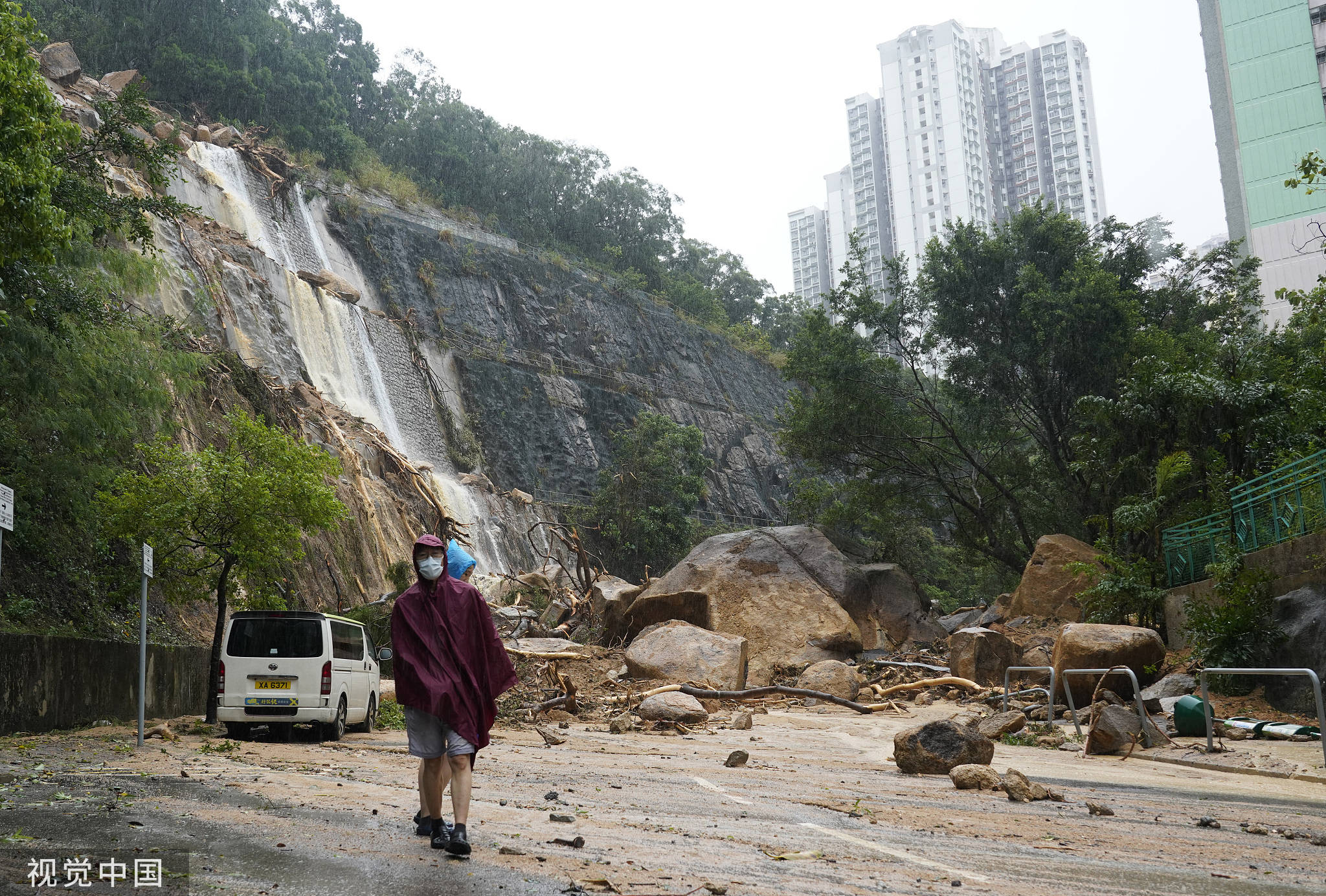 香港强降雨造成滑坡泥石流 巨石滑落阻断道路-搜狐大视野-搜狐新闻