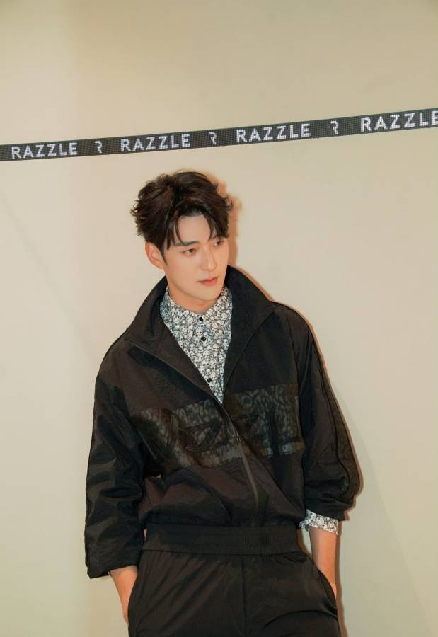 李铢衔夹克配印花衬衫时尚帅气 透露正在准备新专辑_james_品牌_秘密