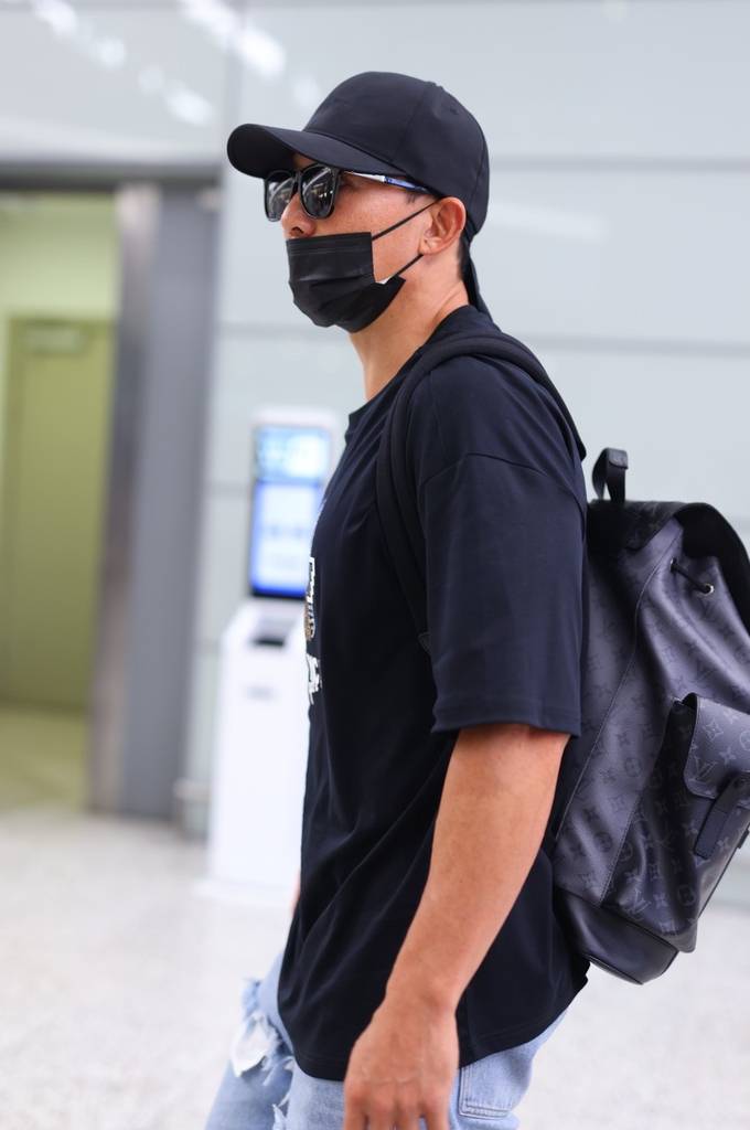 刘畊宏现身上海机场 黑超墨镜遮面帅气有型-搜狐大视野-搜狐新闻