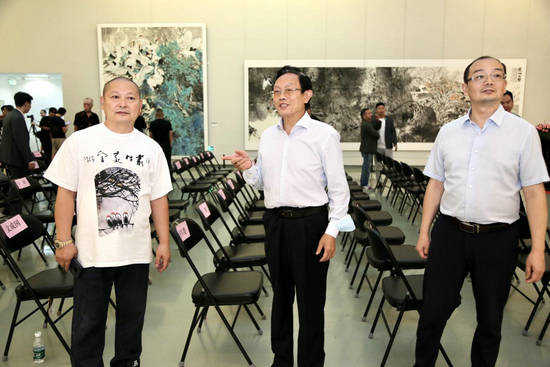 左起:艺术家郑瑰玺与湖北省委宣传部原副部长文成国,湖北省宜昌市委