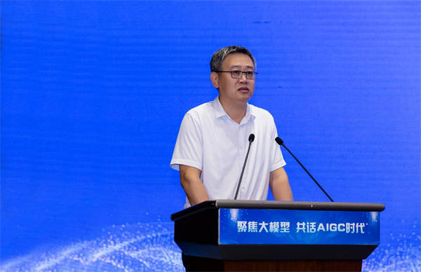 会上,青岛市工业和信息化局副局长张金灿在致辞中指出,青岛市把人工