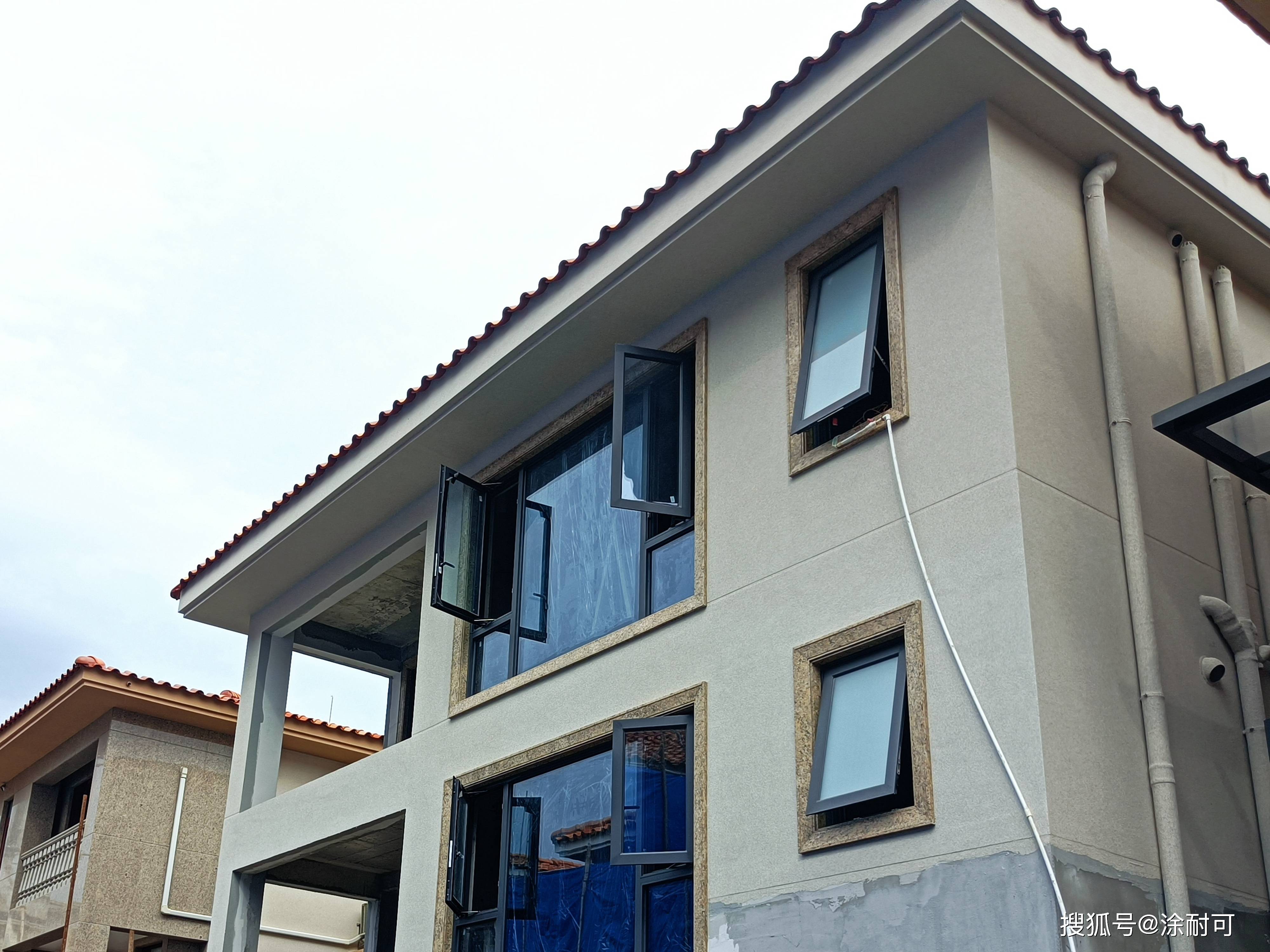 老旧别墅翻新托莱多晶彩石外立面,与墙面与建筑同寿命.