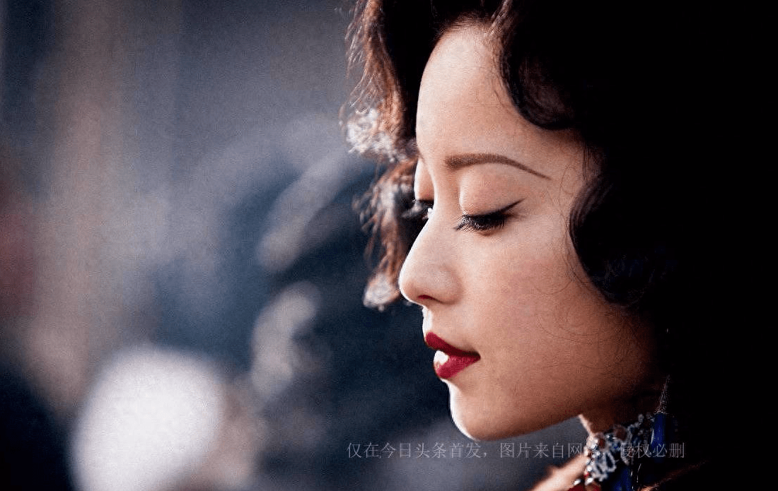 再比如,《英雄》中张曼玉饰演的飞雪,她是一位冷傲锋利的女性高手