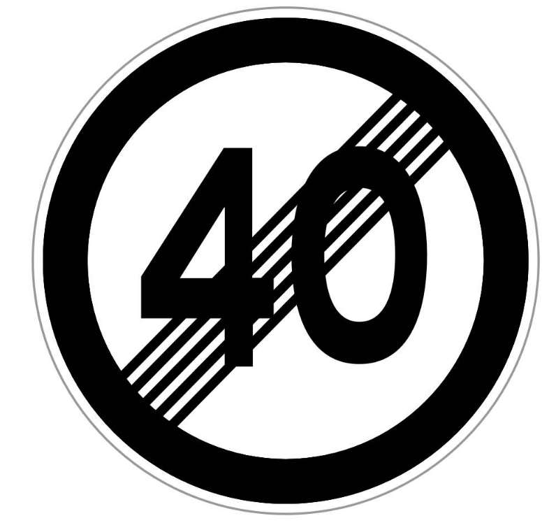 一般为白底黑字,标志外侧有一圈黑色,限速数值处附带有5道斜线