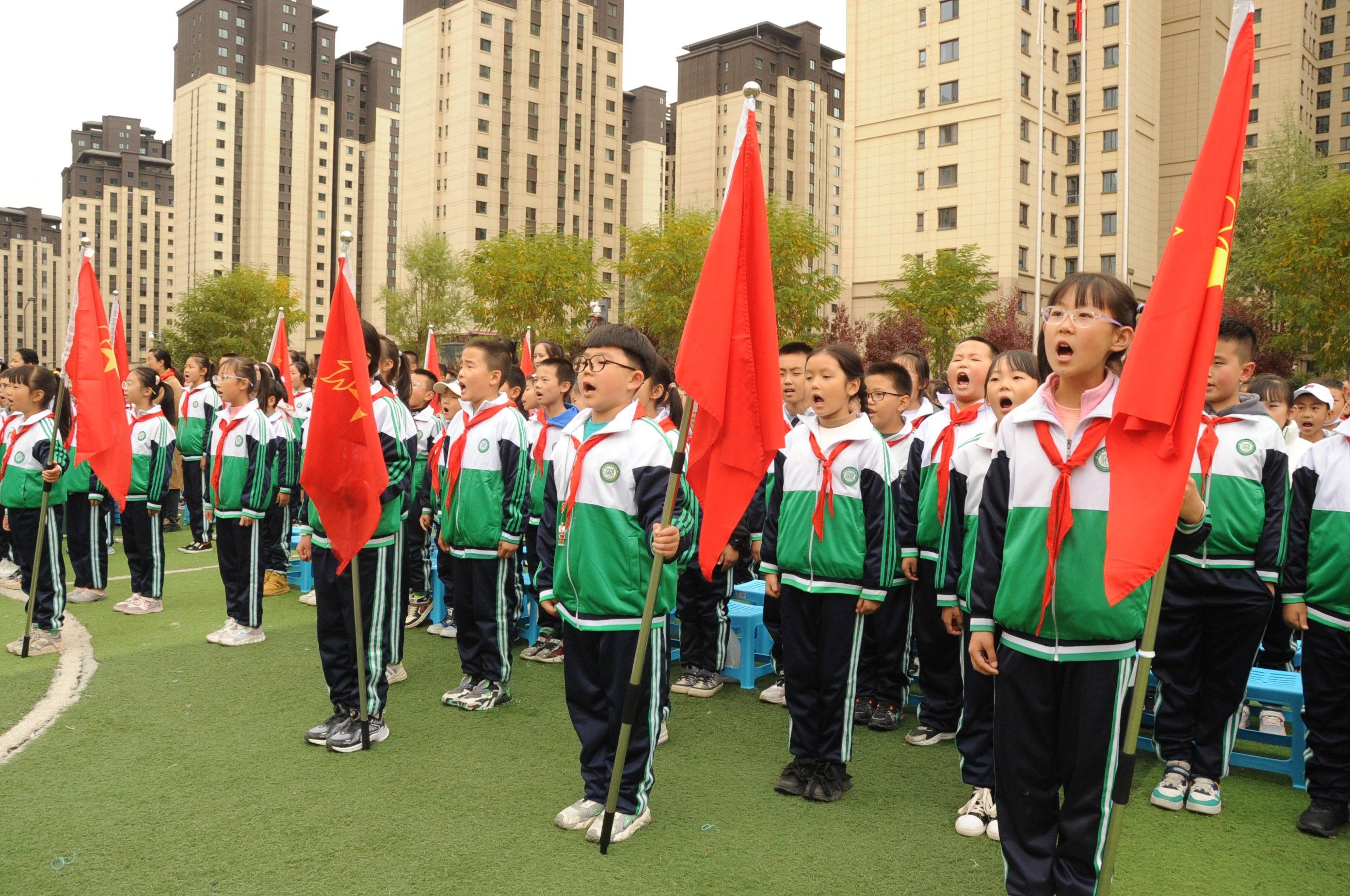西宁市沈那小学举行"红领巾践行二十大高举队旗永远跟党走"少先队建队