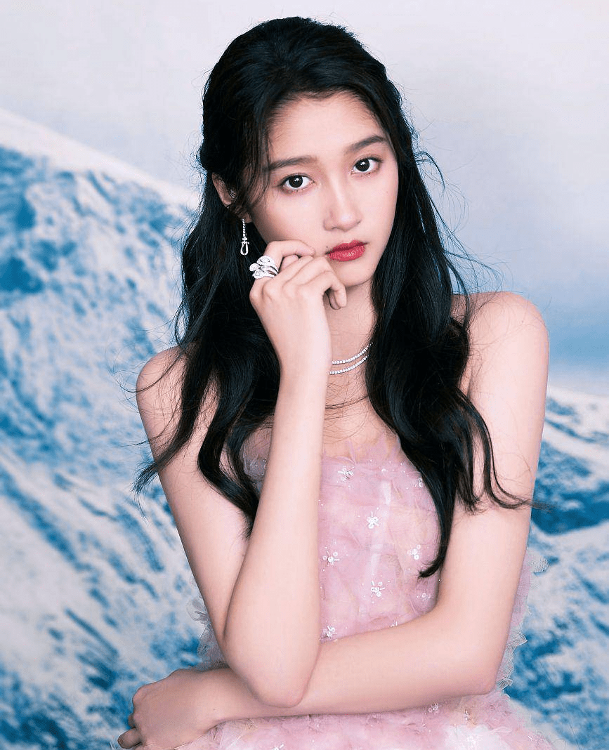 这部宏大的战争史诗中,关晓彤饰演了夷洲少女耶亚希·芭娜,一个天真