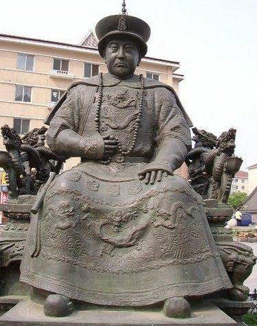 皇帝画像见得多了,沈阳皇寺广场的满清十二帝雕像有没见过_谥号_年号
