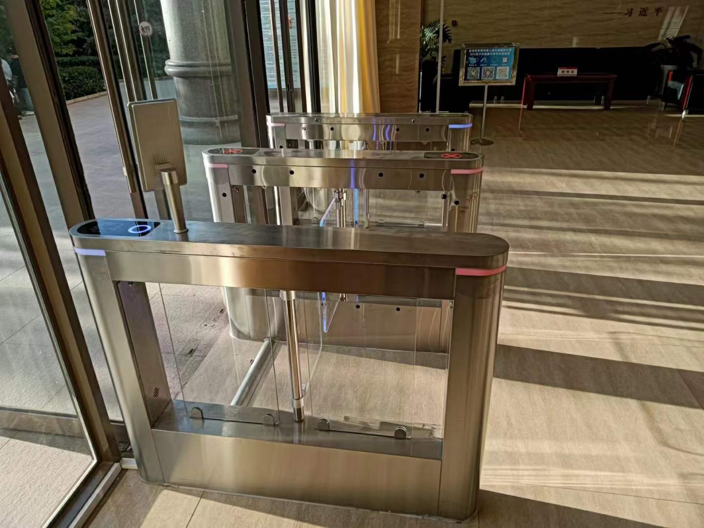 目前市面上主要有三种类型的栅栏闸机:旋转式,升降式和平移式.