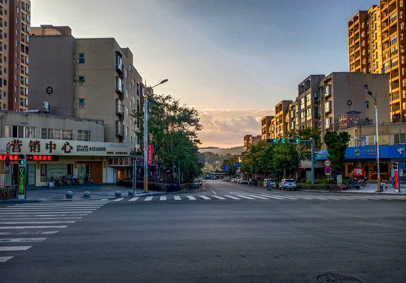 雨后的县城别样清新 (纪军摄)龙陵县,位于云南西部边陲,地处高黎贡山