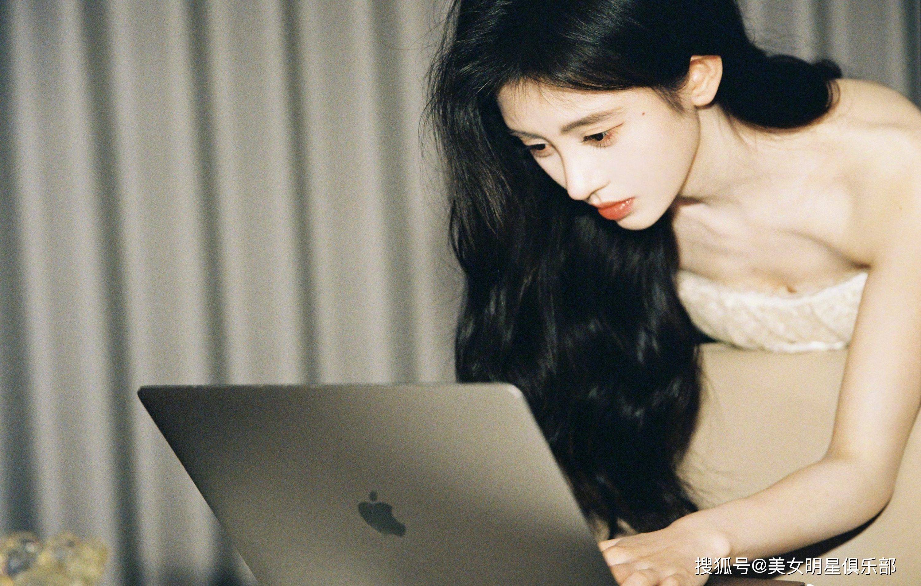 30岁鞠婧祎,诱人凹凸如梦似幻!_音乐_公益_身份