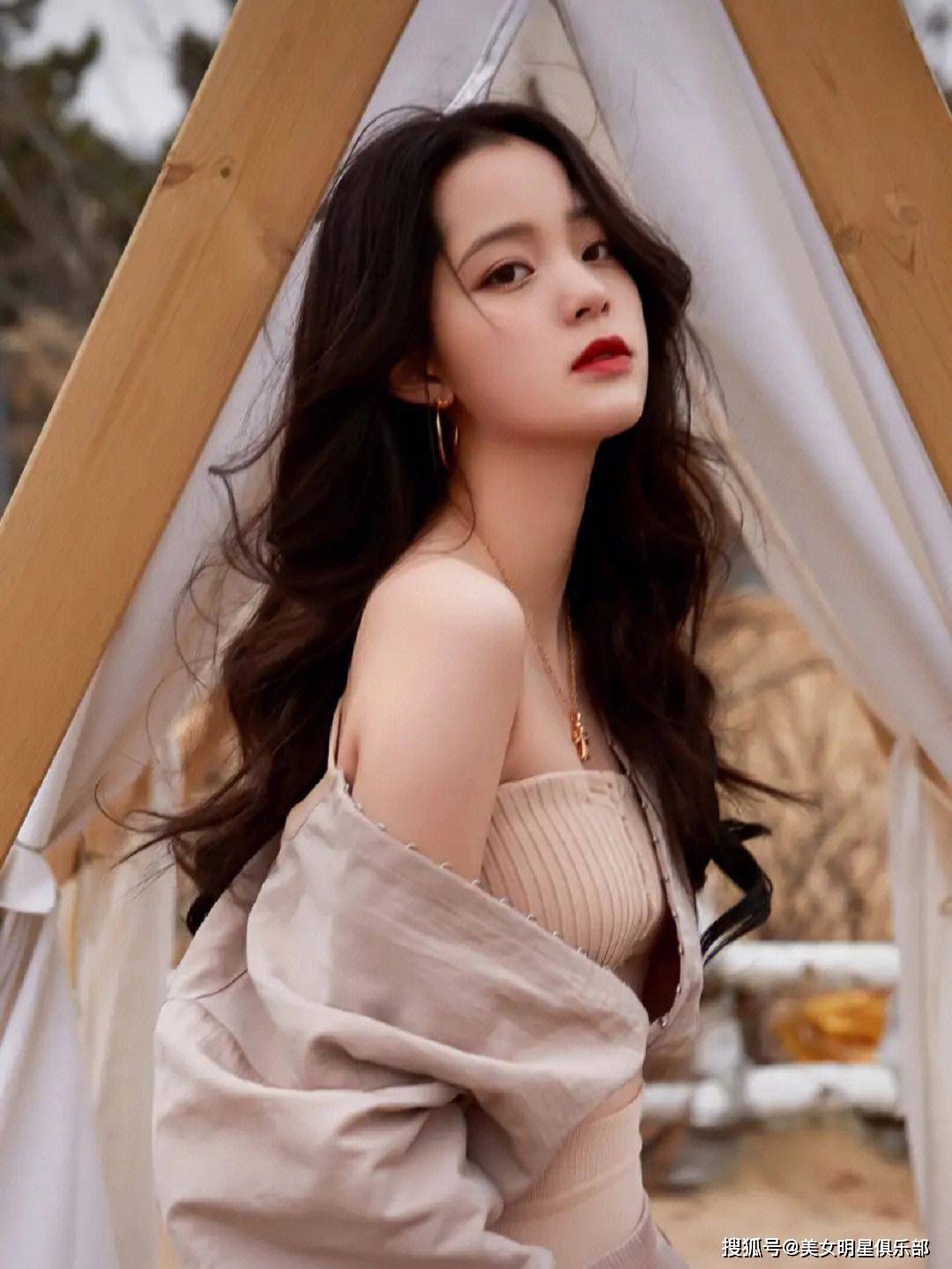 35岁欧阳娜娜,甜美饱满丰腴性感十足!_时尚_演技_音乐