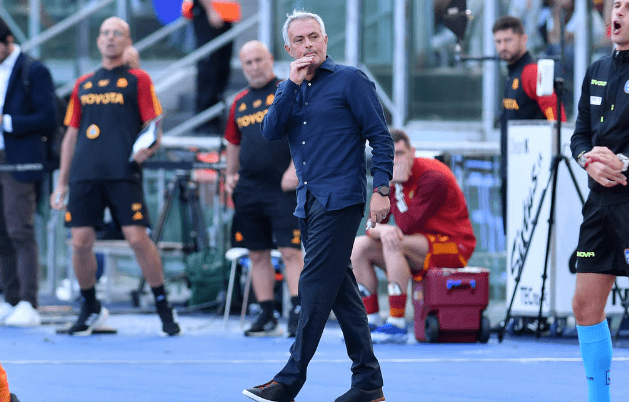 狂人!罗马绝杀穆里尼奥嘲讽对手染红,疯狂做闭嘴 擦眼泪手势.