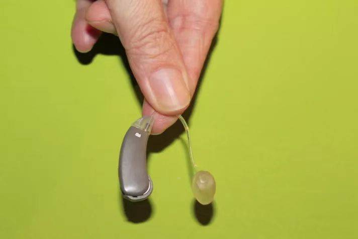 耳背式助听器优势_听力_产品_患者