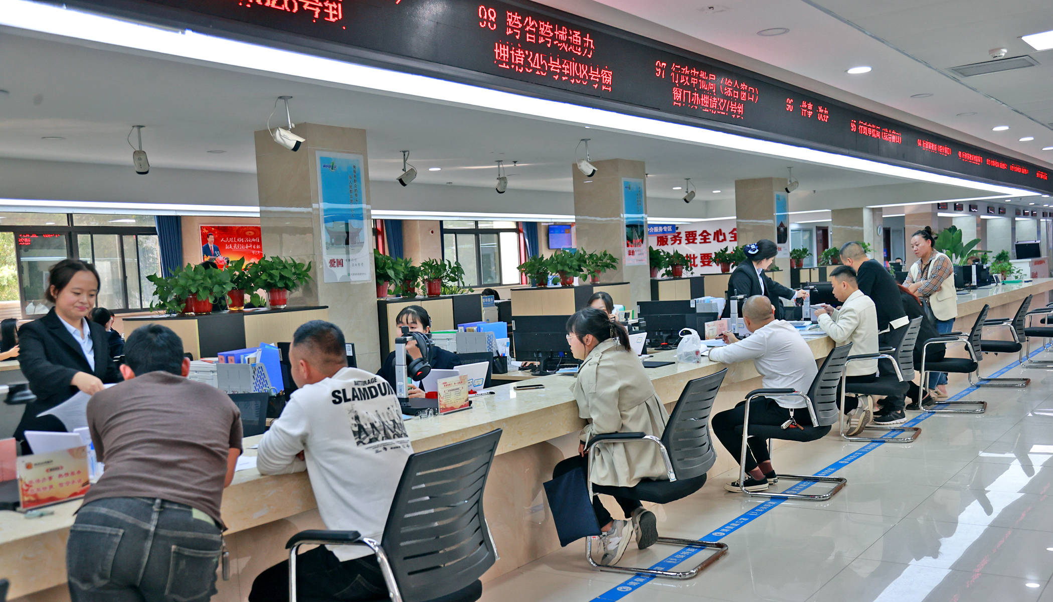 大荔县行政审批服务局:聚焦"一网,一门,一次" 让群众真正享受到便利