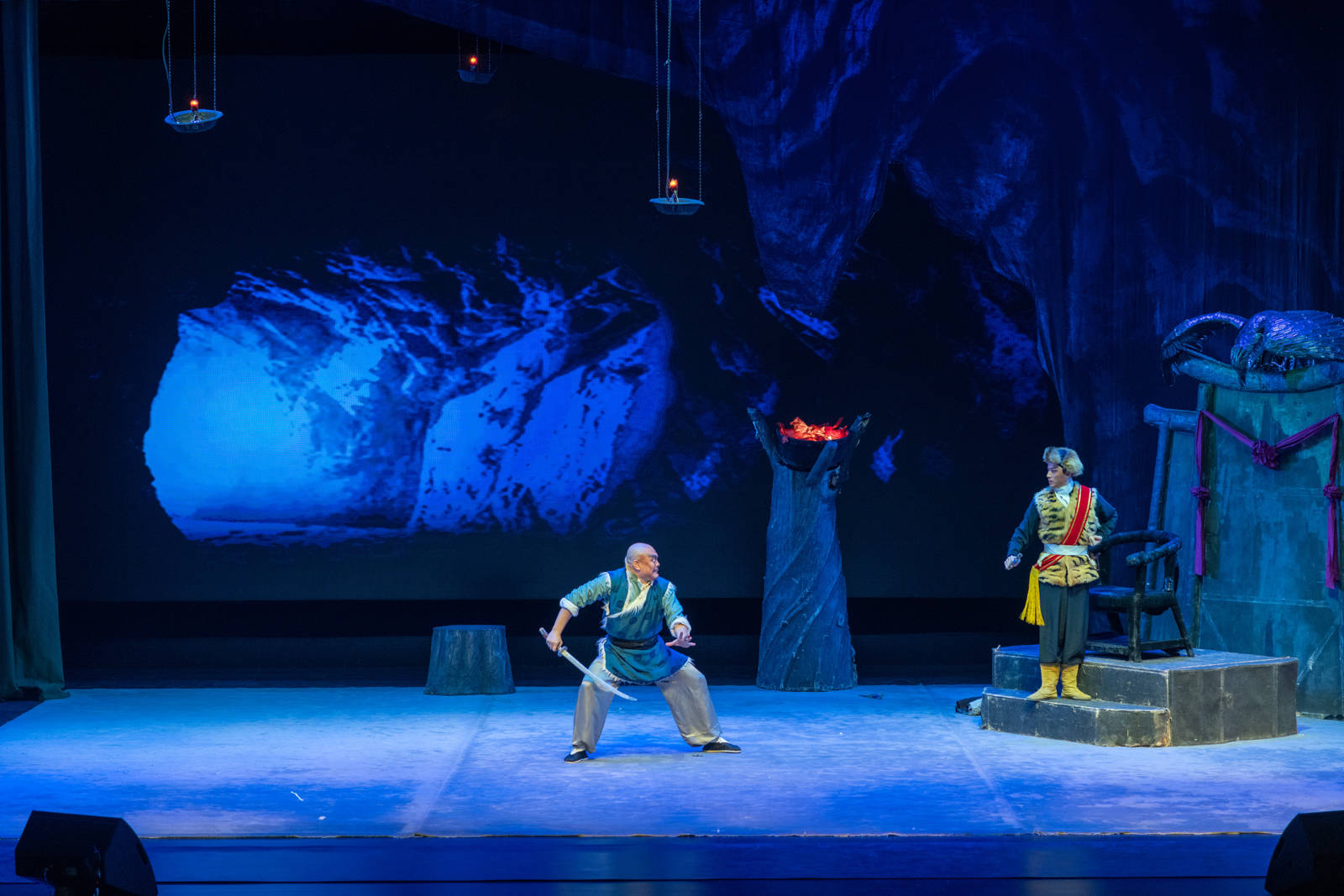 先后毕业于上海戏剧学院戏曲学院,首届中国京剧流派艺术研习班.