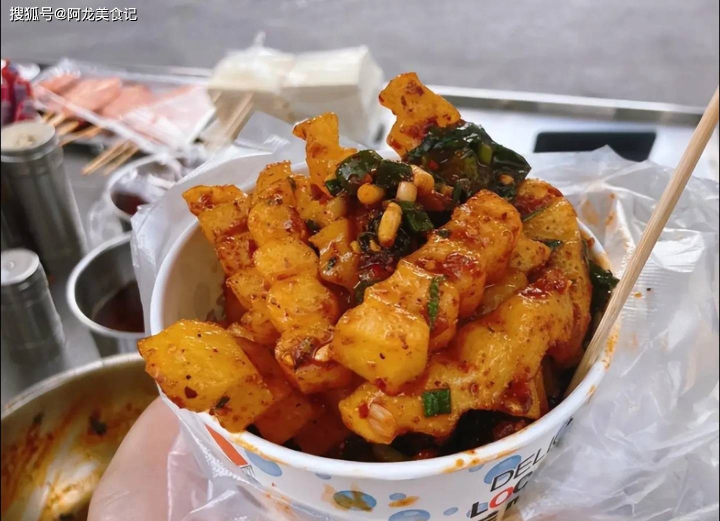 她坚信只要坚持下去,总有一天她的狼牙土豆会得到更多人的认可和喜爱.