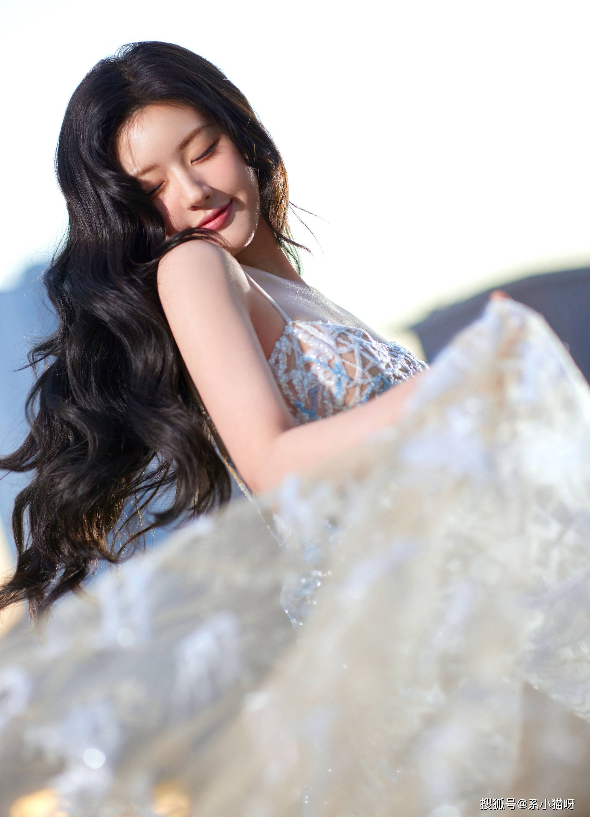 赵露思性感吊带裙曝光,香肩撩人眼神迷人!_时尚_魅力_风格