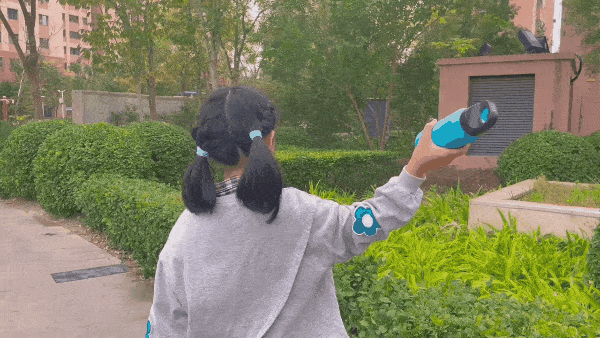 迈着六亲不认的步伐,抢走老爹的水杯。