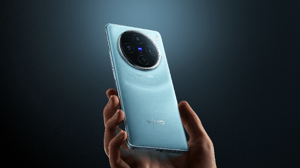 先看vivo x100的手机外观,我选择的是迹蓝配色,机身后盖的星轨图案