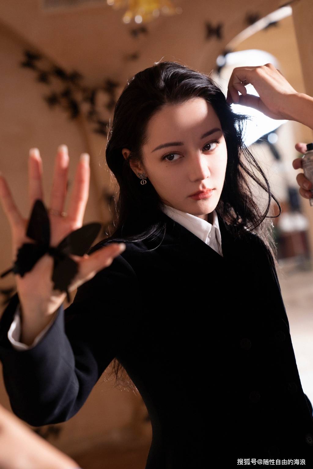 迪丽热巴红秀十一月刊封面释出,造型独特,蝴蝶振翅,美人令人惊艳!