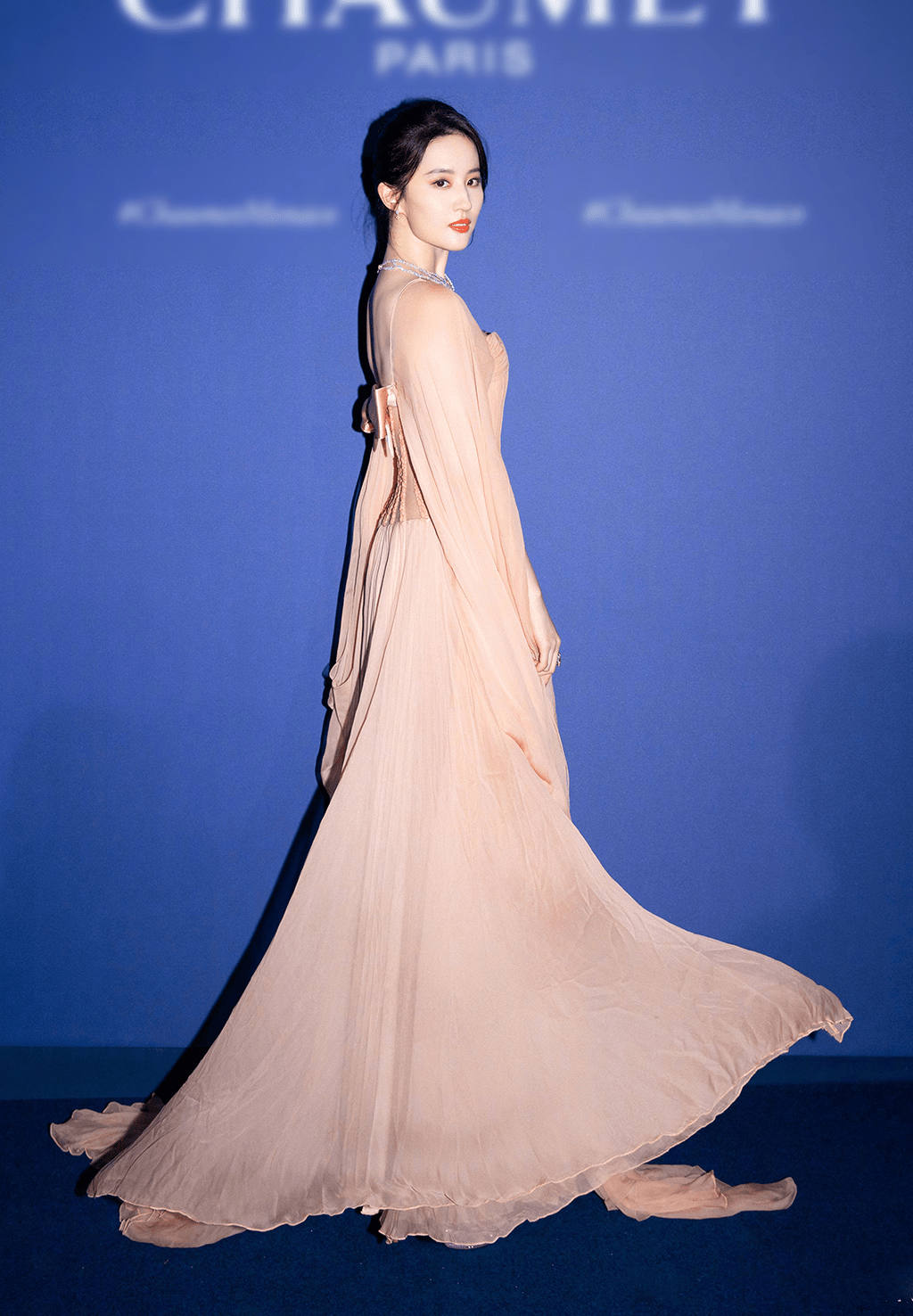 刘亦菲穿百褶裙宛若少女,青春洋溢尽显独特魅力_照片_形象_人们