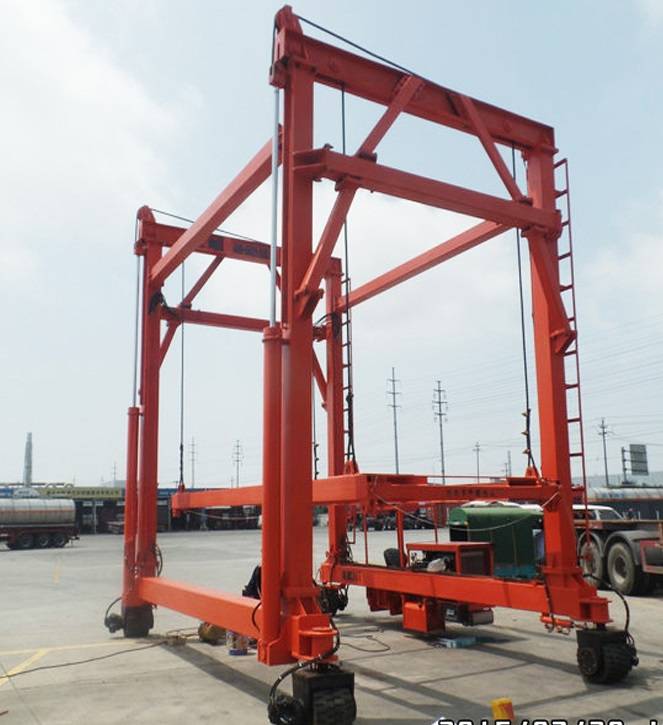 集装箱龙门吊在港口贸易中发挥着重要作用