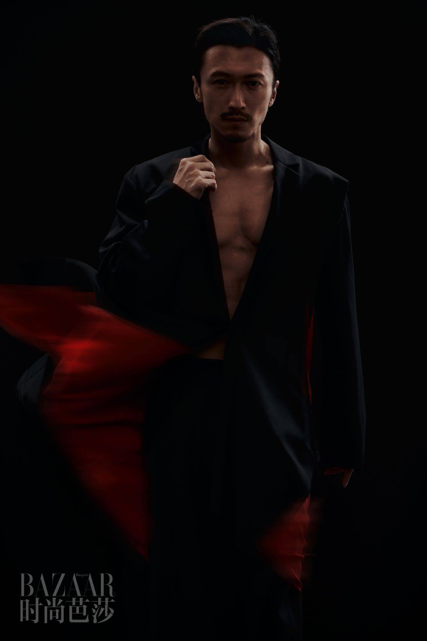 谢霆锋《时尚芭莎》十二月刊封面 于一招一式间彰显自我锋芒