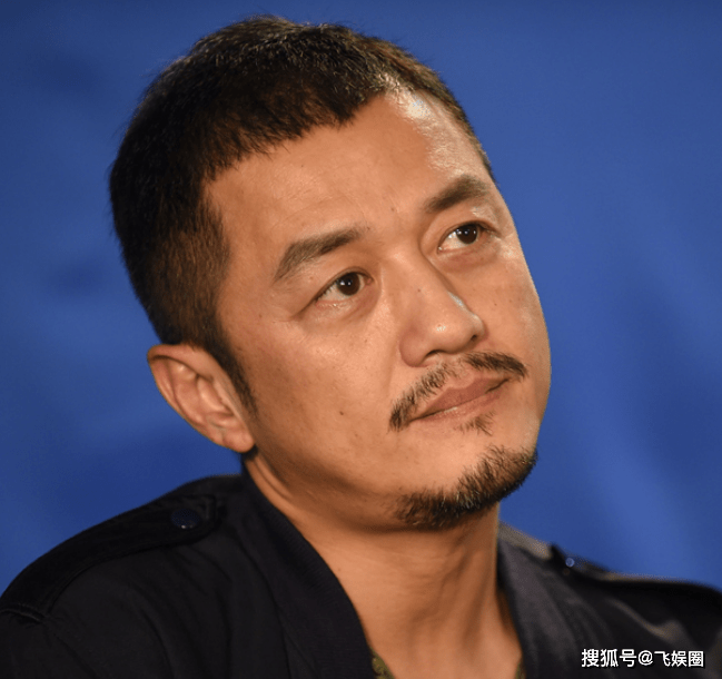 李亚鹏的生活陷入困境,决定加入互联网带货行列,但男子气概成了障碍