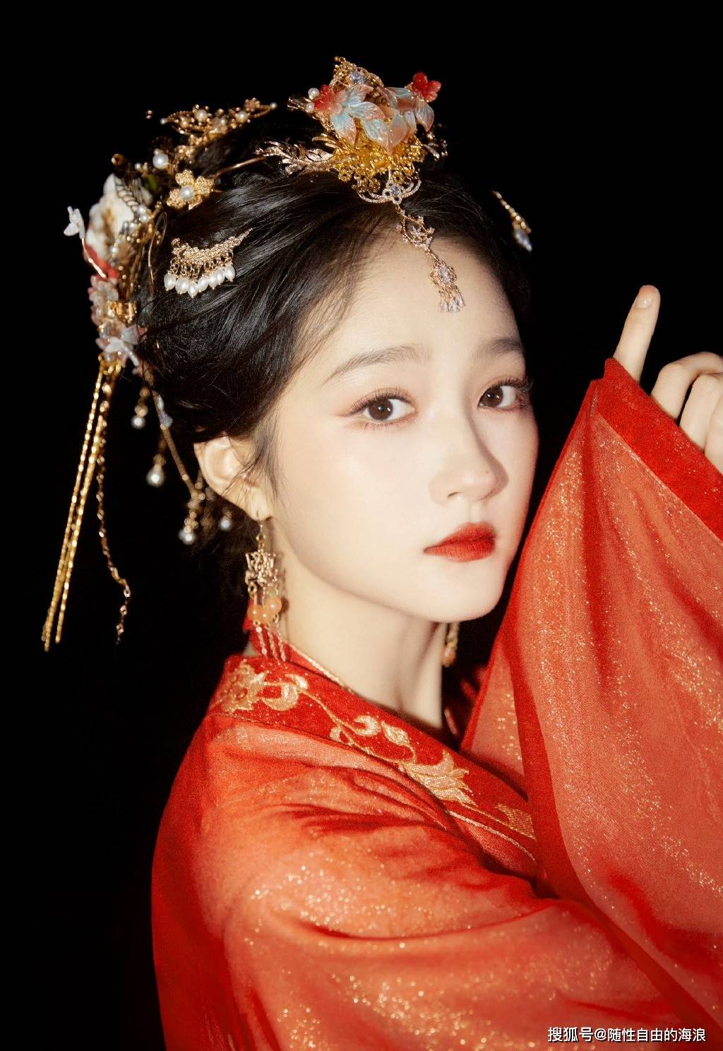 关晓彤最新王牌对王牌的造型,一袭红衣手抱琵琶,妥妥的国风美人!