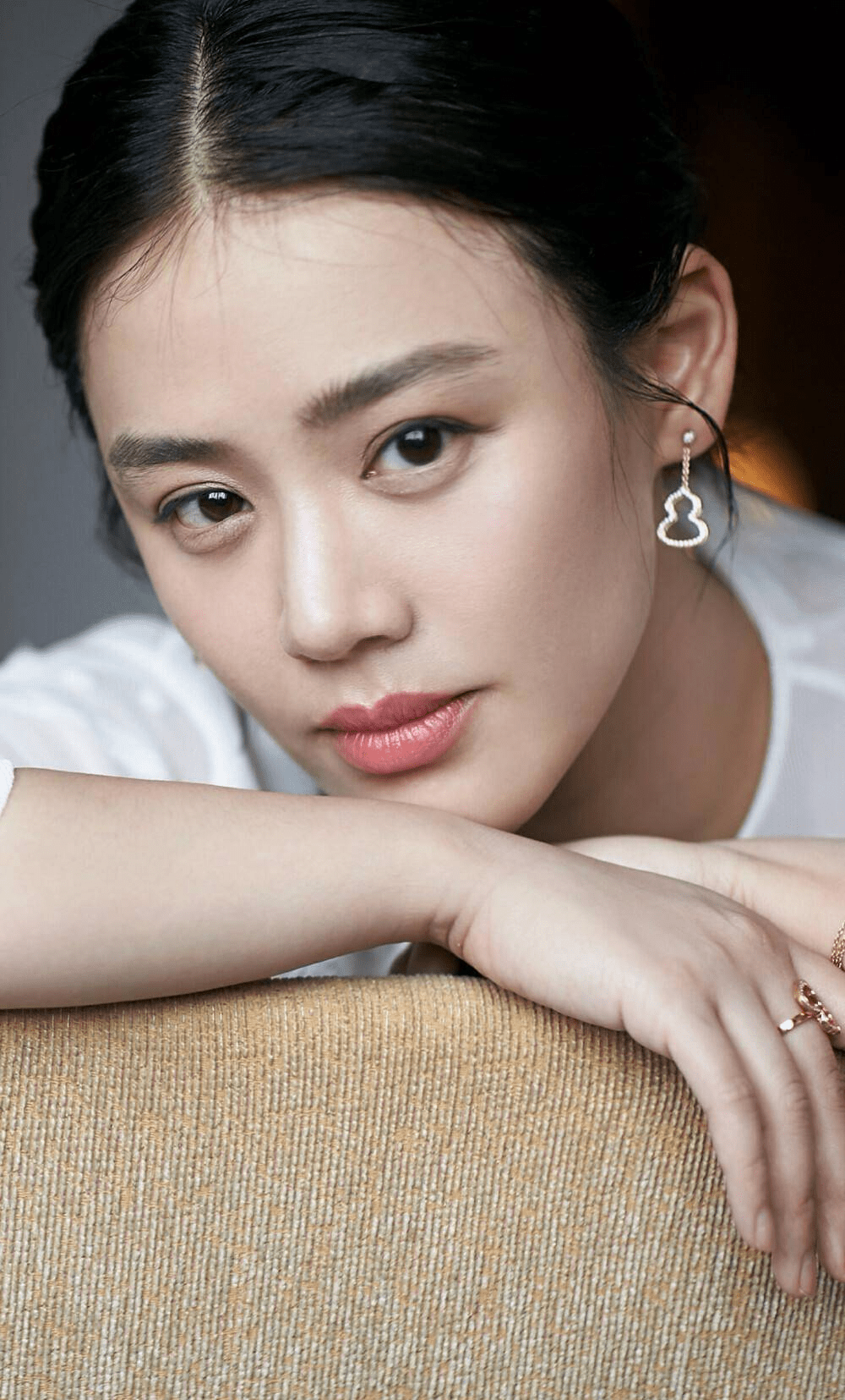 35岁马思纯上海坐地铁被偶遇,真人好瘦眼睛灵动有神,美成焦点_张哲轩