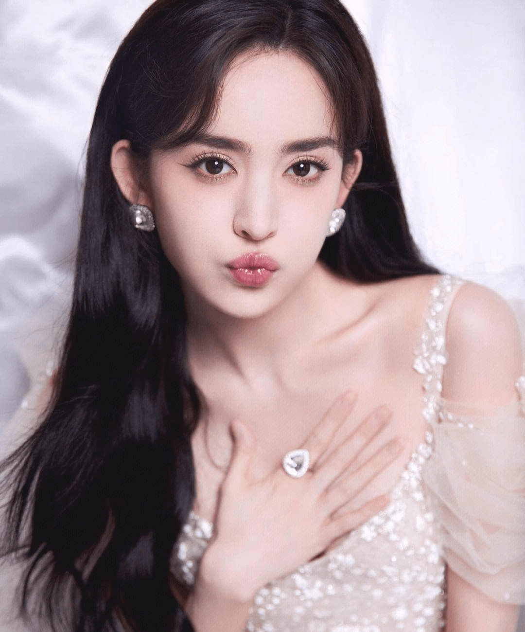 31岁古力娜扎,饱满有料性感迷人啊!